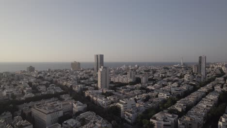 un drone volant au-dessus de tel aviv, israël - images cinématographiques en 4k