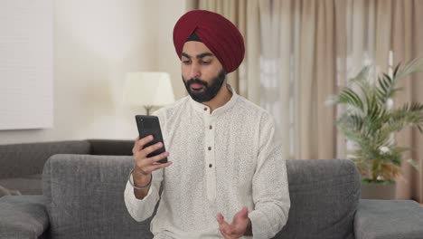 hombre indio sikh hablando en video llamada