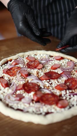 preparando una deliciosa pizza