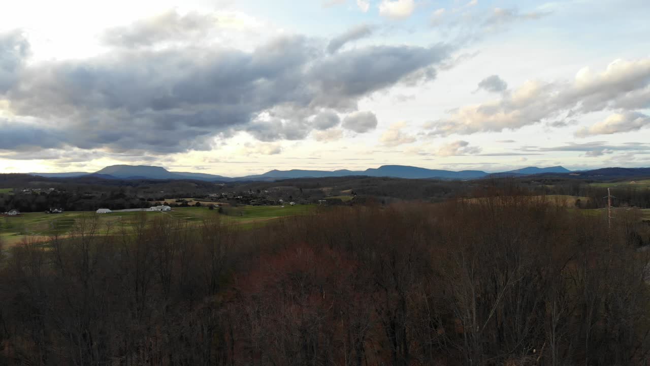 drone vuela en un parque cerca de las montañas blue ridge al atardecer