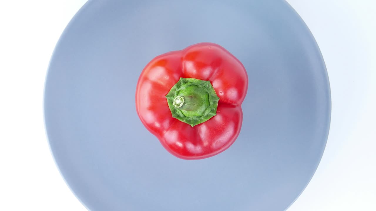 은 고추가 접시 위에 회전합니다. 음식. 비디오.