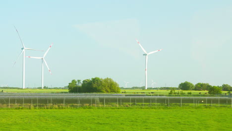 Paisajes-De-Energía-Renovable:-Viaje-En-Tren-Por-La-Planta-Solar-Y-El-Parque-Eólico