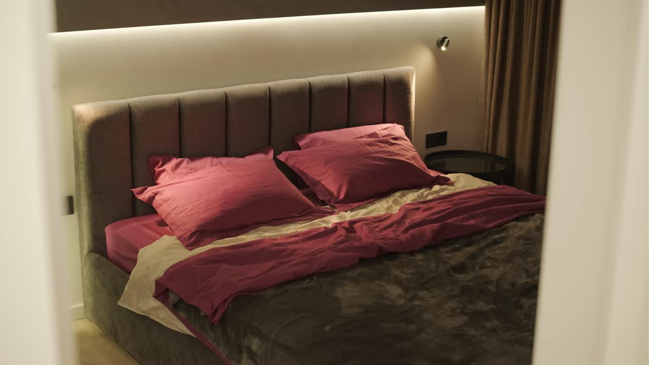 interior de apartamento minimalista moderno con decoración simple, tonos neutrales y líneas limpias. el diseño hace hincapié en la funcionalidad, creando un espacio de vida sereno y organizado.