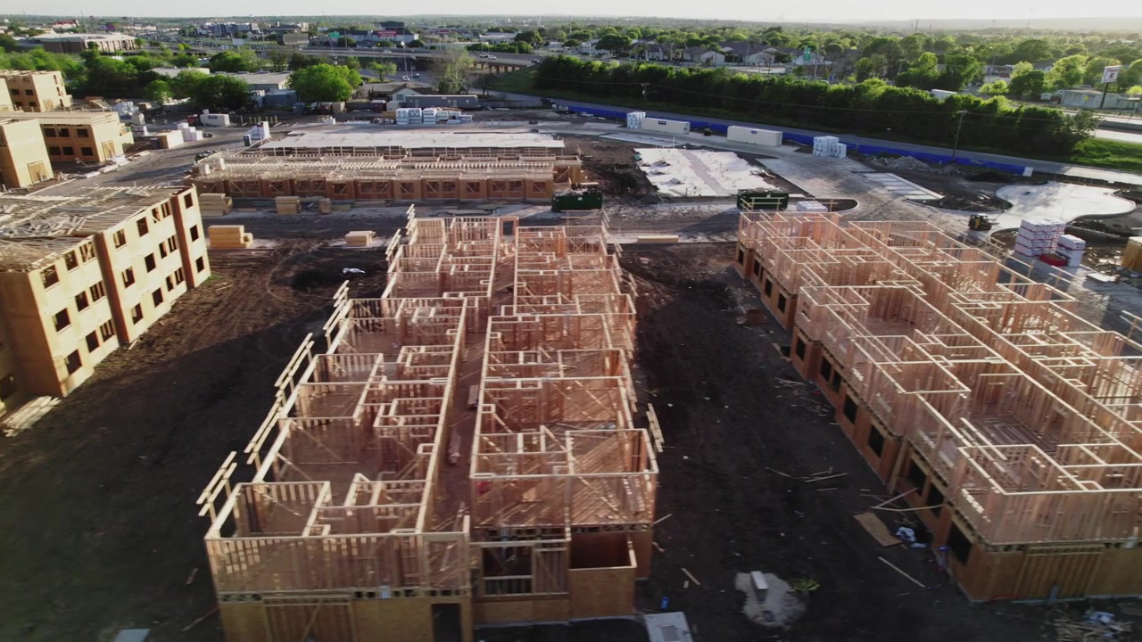 Ripresa con drone di infrastrutture in costruzione.