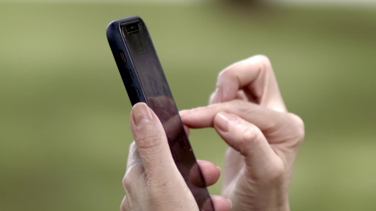 Stile di vita tecnologico, display touchscreen, utilizzo del tempo davanti allo schermo, primo piano.