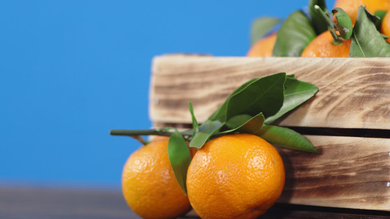 la caja de madera con las mandarinas maduras gira lentamente.