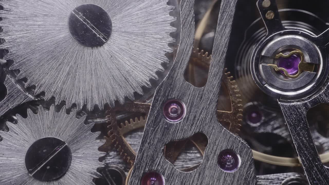 reloj mecánico que refleja la luz en movimiento 3