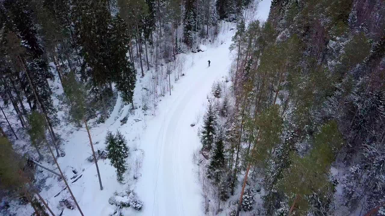 Ripresa aerea con drone di sciatore di fondo professionista.