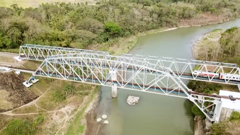 tren que cruza el puente en el cruce del río yogyakarta, java, indonesia