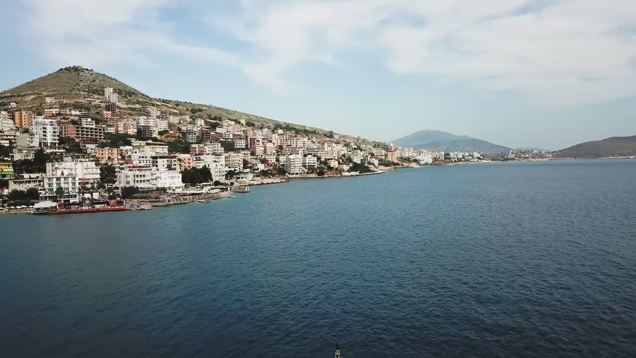 vista aérea de sarande - ciudad portuaria de saranda en albania
