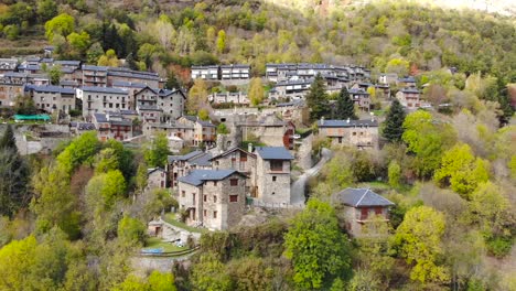 Antenne:-Kleinstadt-In-Bergigem-Gelände-In-Der-Katalanischen-Landschaft