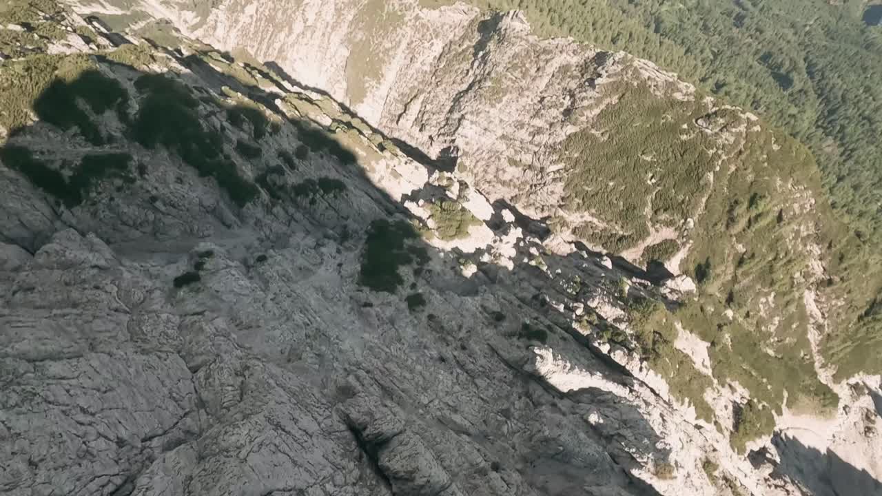 imágenes de cámara de acción de drones de carreras fpv volando muy cerca de una montaña en austria en el verano