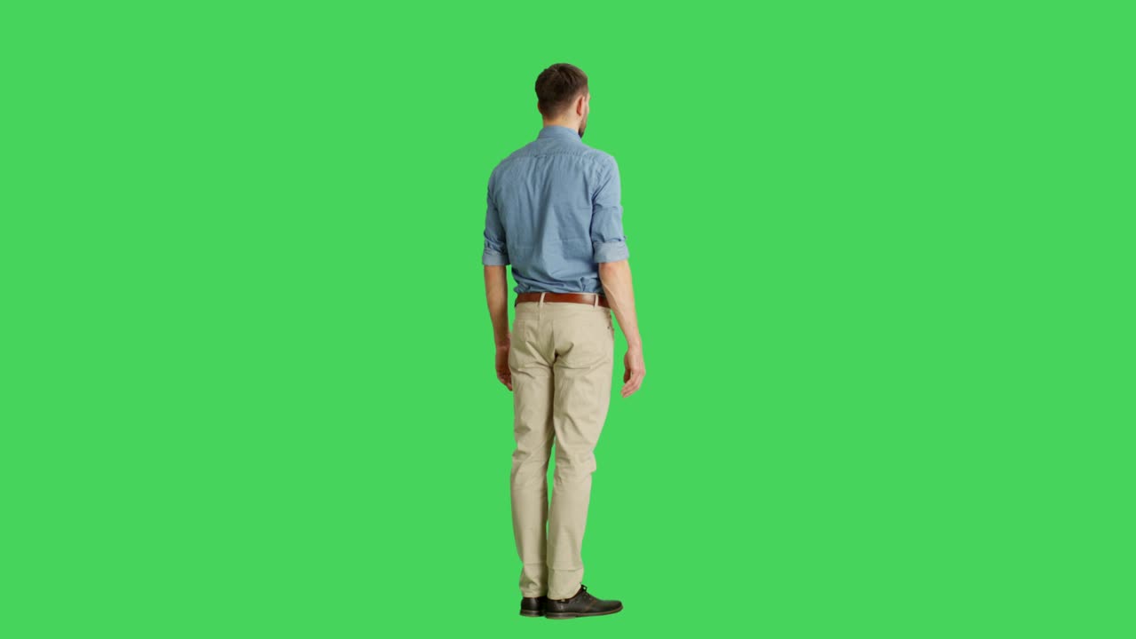 아름다운 남자의 장면, 카메라가 그의 주위를 회전하고, 배경은 녹색 스크린이다.