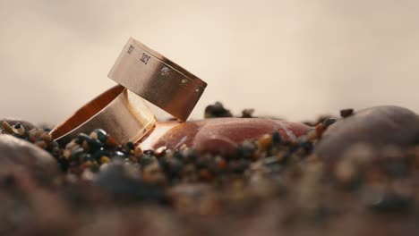anillos de boda en piedras contra el fondo del mar