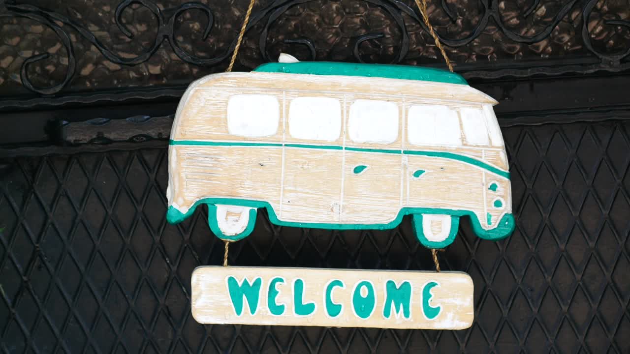 Cartello di benvenuto con un furgone VW