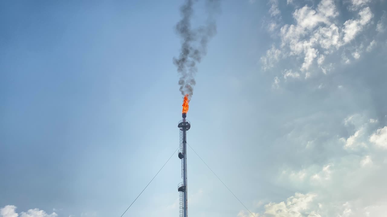 일부 구름과 함께 화창한 날 방글라데시에서 불타는 가스 플레어 흡연 검은