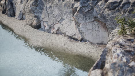 orilla rocosa con agua clara