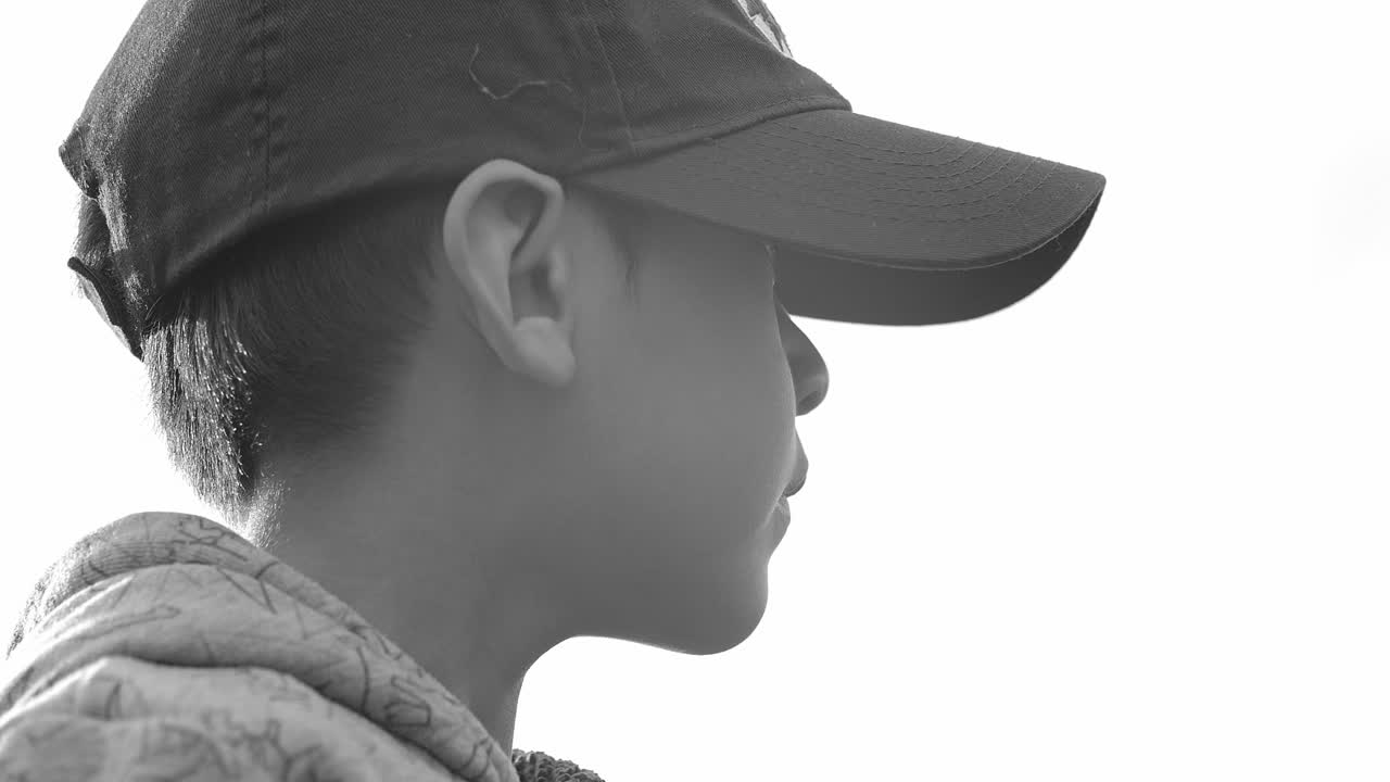 흑인과 백인 수평선을 응시하는 아이