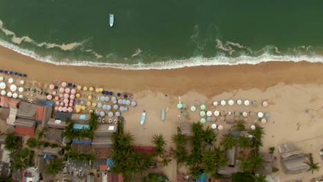 Bunter-Sonnenschirm-Am-Strand-Von-Yelapa-In-Der-Nähe-Von-Puerto-Vallarta-In-Jalisco,-Mexiko