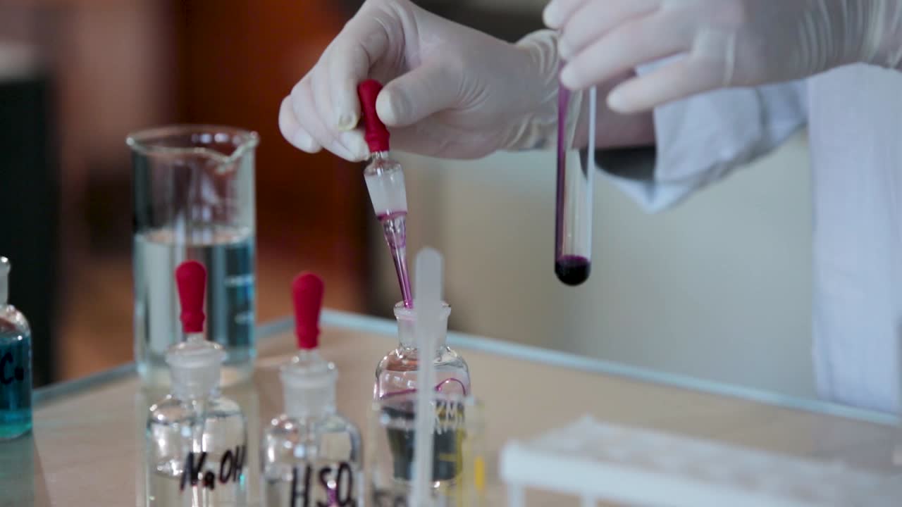 experimento de laboratorio con líquidos