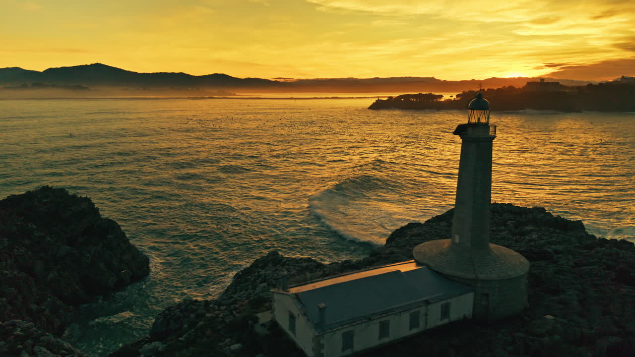 Vista Aerea di Faro su Costa Rocciosa al Tramonto Dorato