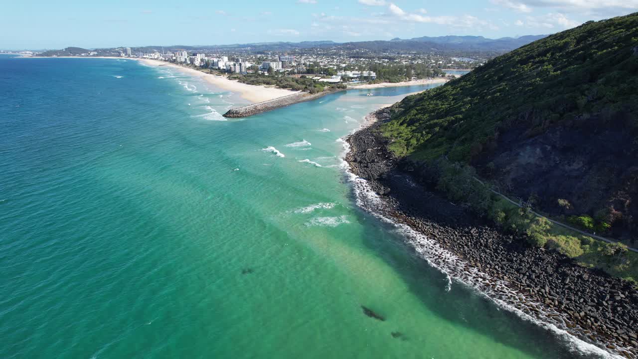 Khu rừng sau trận hỏa hoạn tại Núi Burleigh ở Gold Coast, QLD, Úc. Ảnh chụp từ trên không bằng máy bay không người lái