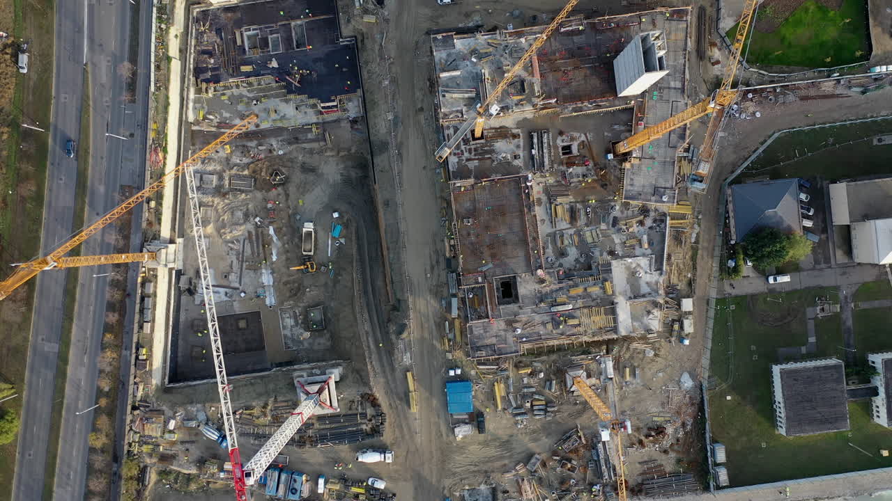 edificio de nuevos apartamentos multinivel en zona residencial civil en budapest