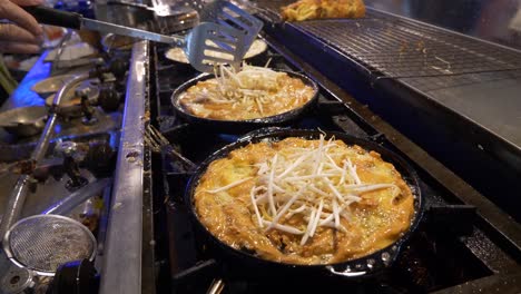 pan-fried-oyster-pan-cake-omelette-in-thailand-night-market-street-food