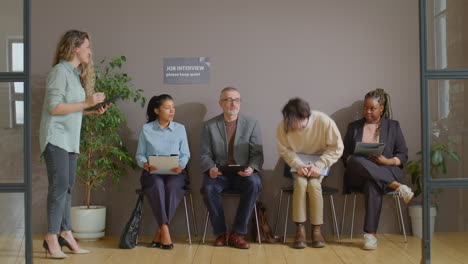 hr manager inviting candidate for interview