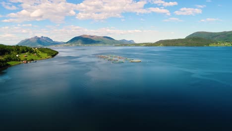 Imágenes-Aéreas-De-Una-Granja-De-Pesca-De-Salmón-En-Noruega