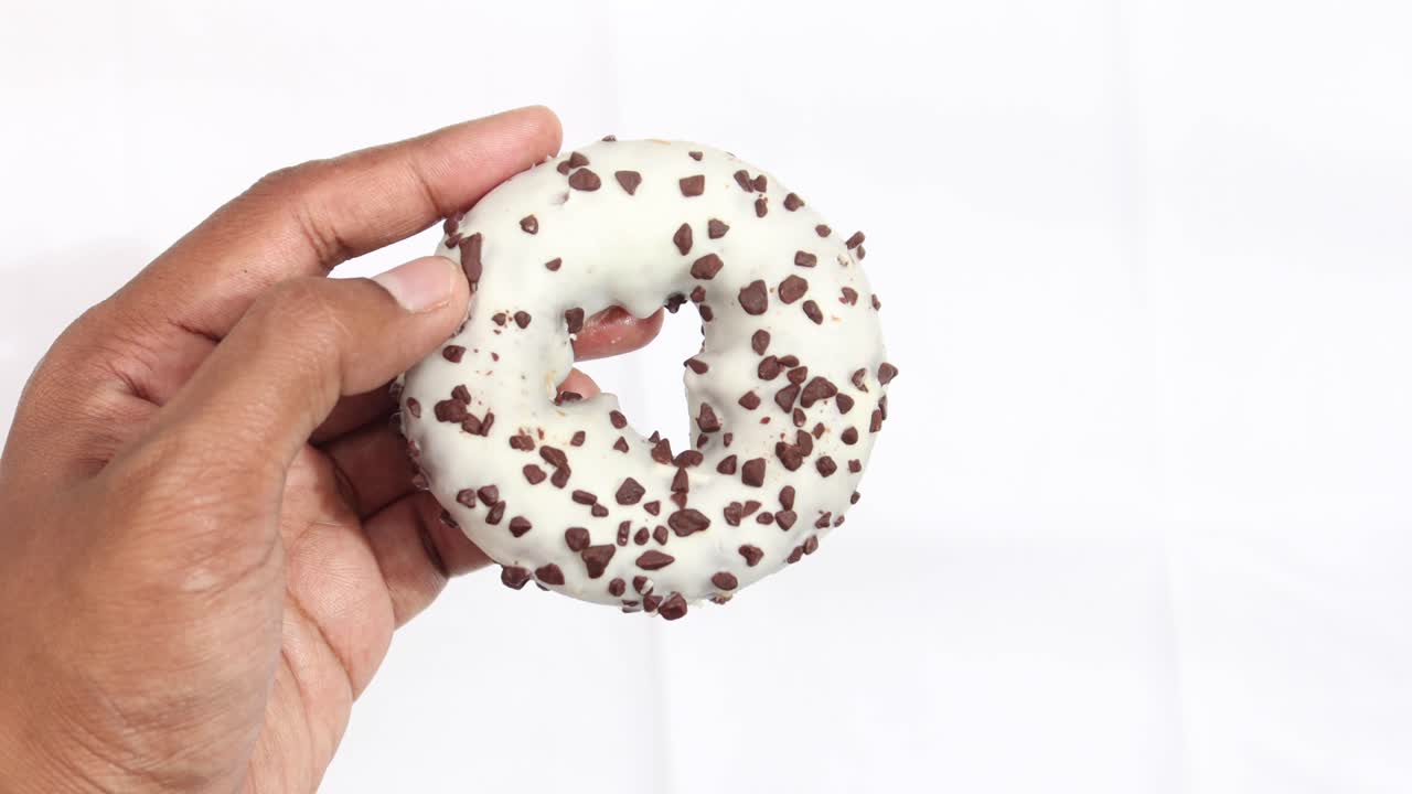 donut de chocolate blanco con trozos de chocolate