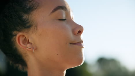mujer tranquila, cara y yoga en meditación
