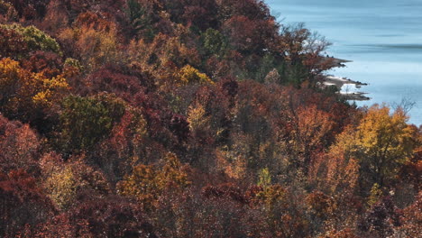 Bosque-Otoñal-Cerca-Del-Paisaje-Del-Lago---Parque-Estatal-Lake-Fort-Smith-En-Arkansas,-Estados-Unidos---Disparo-De-Drones