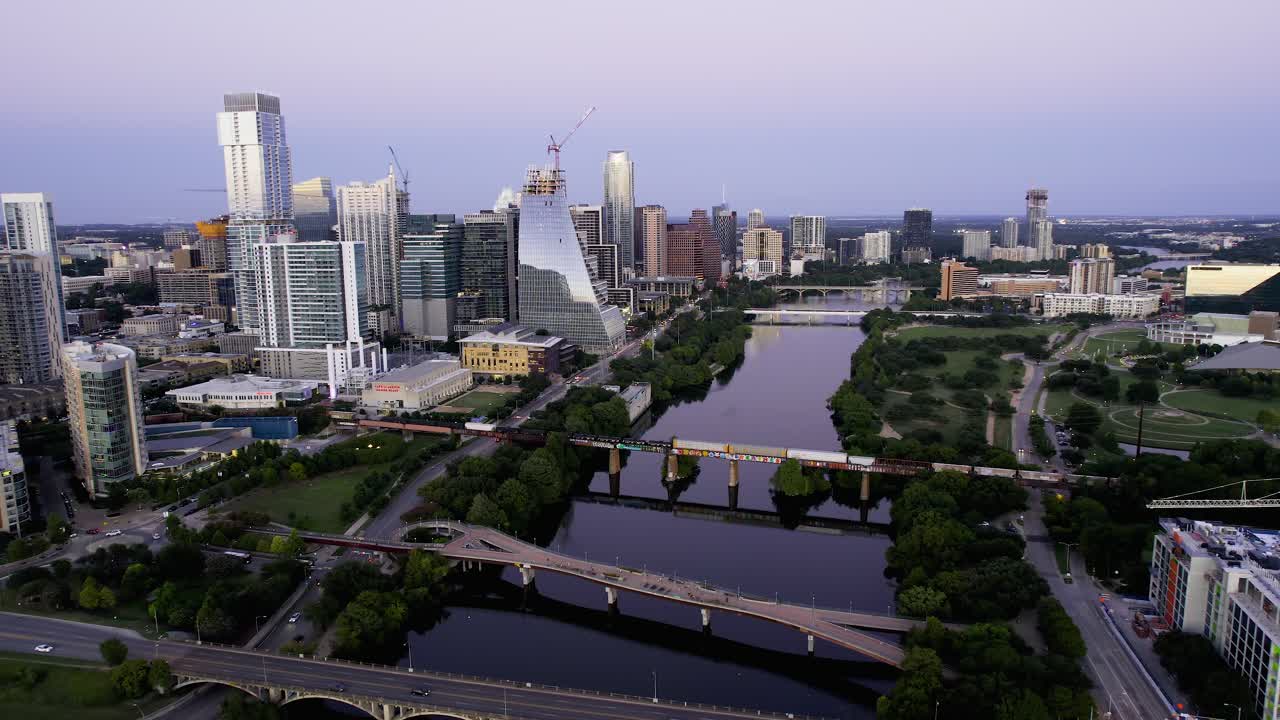 Vista aérea de um trem de carga chegando em Austin, ao crepúsculo de verão no Texas, EUA.