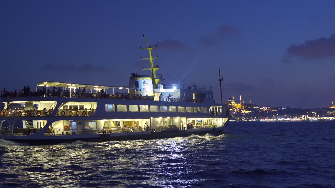 이스탄불의 페리. 모스크는 배경에서 볼 수 있습니다.