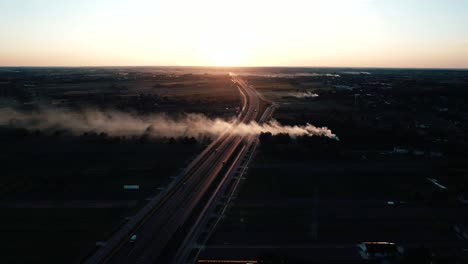 épica,-Cinematográfica,-Puesta-De-Sol-Aérea-Sobre-La-Autopista-En-Polonia