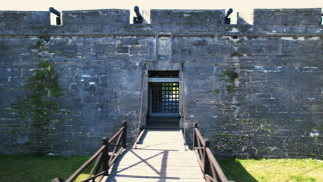 카스티요 데 산 마르코스(castillo de san marcos)의 문과 다리 앞에서 조감도