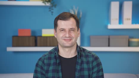 hombre feliz mostrando marca de verificación, asintiendo satisfecho, le gusta este trabajo, la idea está en su mente.