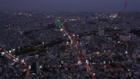 Abend-In-Ho-Chi-Minh-Stadt,-Vietnam,-Mit-Den-Wichtigsten-Gebäuden-Der-Skyline-Und-Dem-Saigon-Fluss-Unter-Lichtern