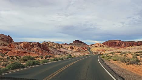 Conduciendo-Por-La-Carretera-De-La-Costa-Norte-En-Overton-Hacia-El-Valle-Del-Fuego-Con-Pov,-Camino-Por-Delante-Con-Un-Pintoresco-Paisaje-Desértico,-Nevada,-Estados-Unidos