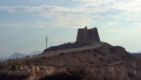 sendero que conduce a la torre de mesa roldan en almería, españa