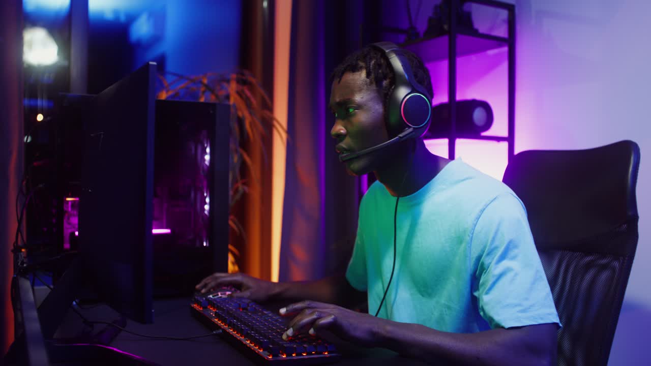 Un gamer al computer
