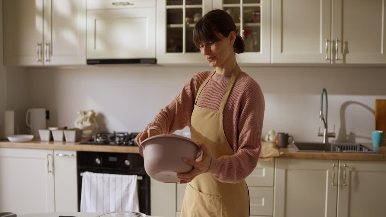 mujer mezclando ingredientes en la cocina