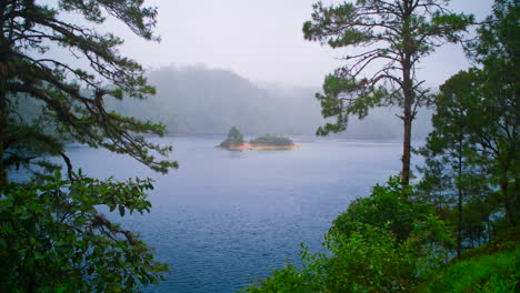 在墨西哥奇亞帕斯的蒙特貝洛湖上下雨前的美麗時光畫面