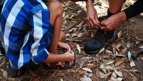 Hijo-Ayudando-A-Su-Padre-A-Atar-El-Cordón-De-Su-Zapato-En-El-Parque.