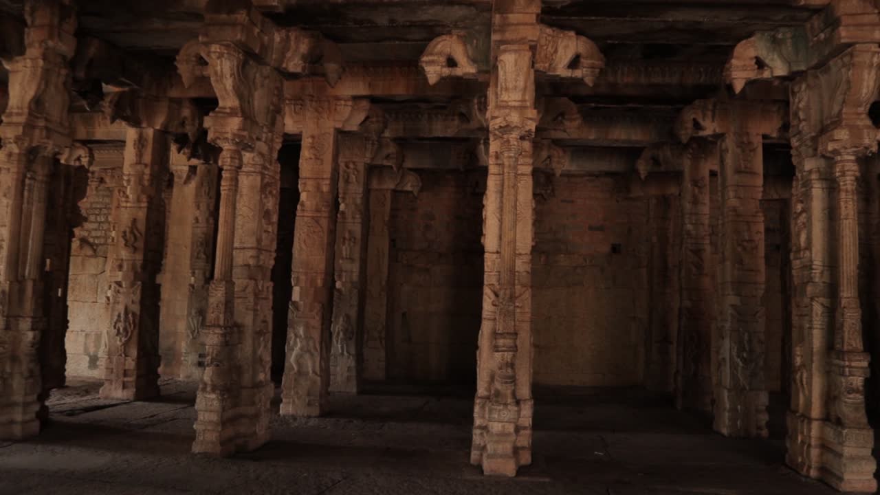 vista panorámica del piller de roca bellamente esculpido dentro del templo malyavanta raghunatha, hampi, karnataka