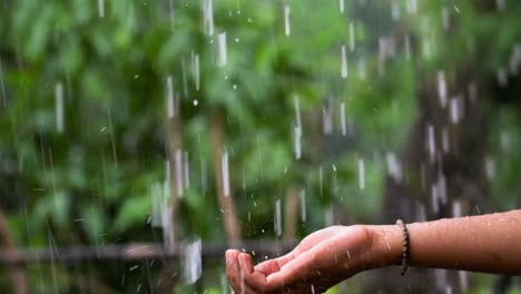 Niñas-Jugando-Con-Gotas-De-Lluvia,-Vista-De-Cerca