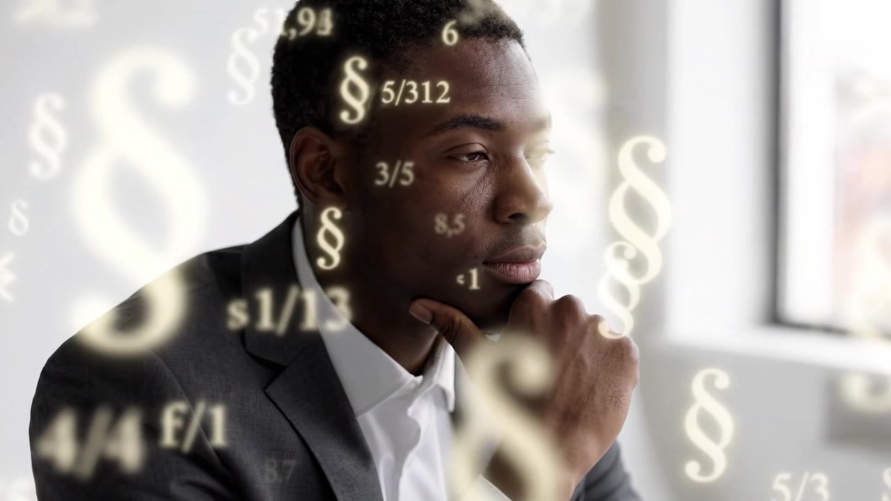 Homem profissional pensativo contemplando ideias com símbolos matemáticos e legais flutuando ao seu redor em um ambiente de escritório iluminado.