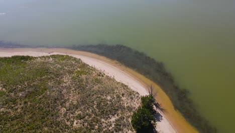 Descender-Y-Empujar-Hacia-Adelante-Sobre-El-Agua-En-Una-Acción-De-Tipo-Aterrizaje