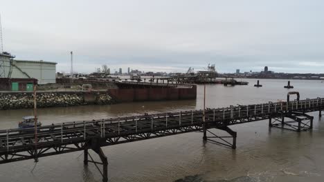 vista de drones terminal petrolera de tranmere birkenhead puerto petroquímico costero distribución baja dolly izquierda